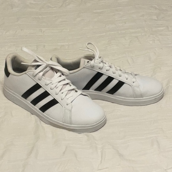 adidas Shoes - Nearly new adidas tennis shoes